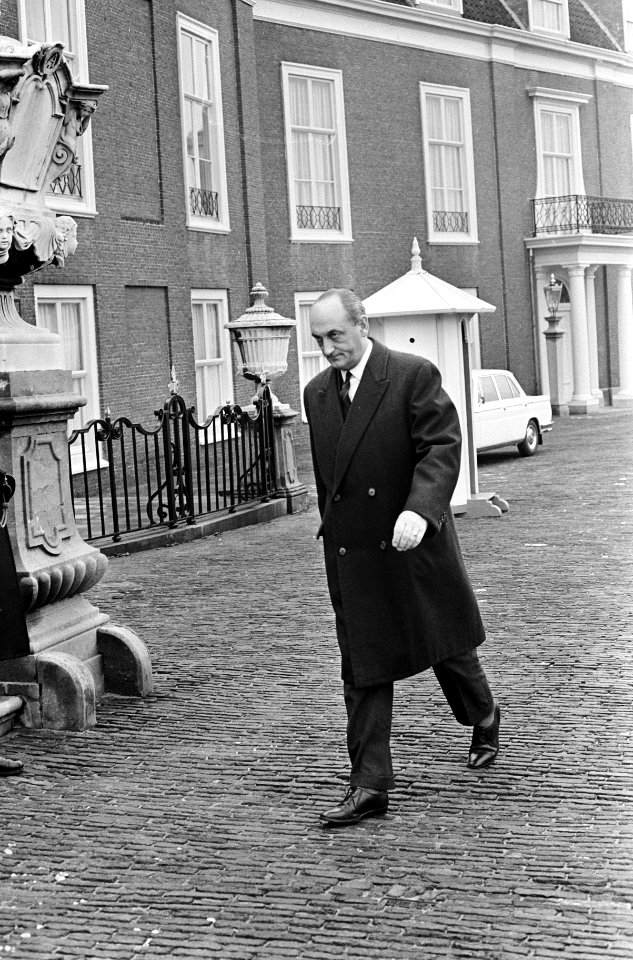 Mr. E.H. (Edzo) Toxopeus (VVD) arriveert bij Paleis Huis ten Bosch te Den Haag, Bestanddeelnr 919-7530