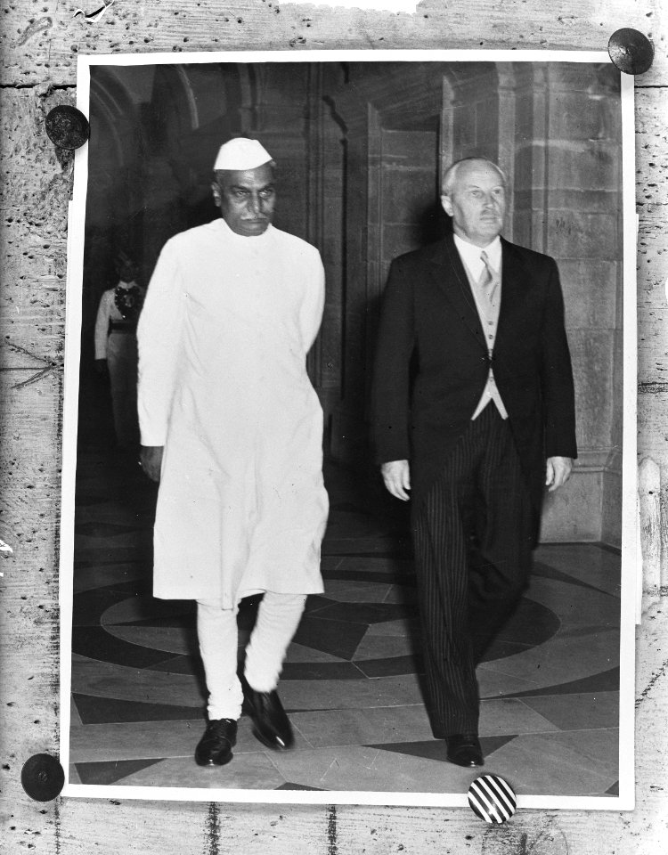 Mr. A.M.L. Winkelman biedt geloofsbrieven aan bij Ds. Rajendra Prasad, Bestanddeelnr 904-2735