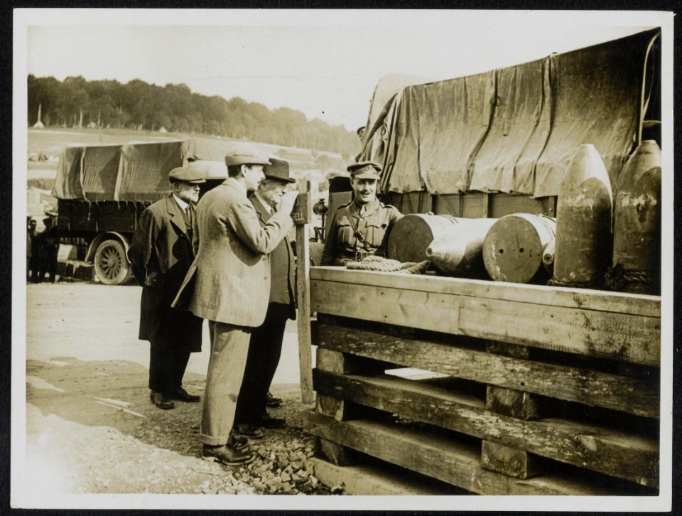Mr. Asquith looking at some great howitzer shells, Bestanddeelnr 158-0883