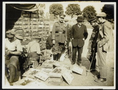 Mr. Asquith looking at the men at work on fuses, Bestanddeelnr 158-0882