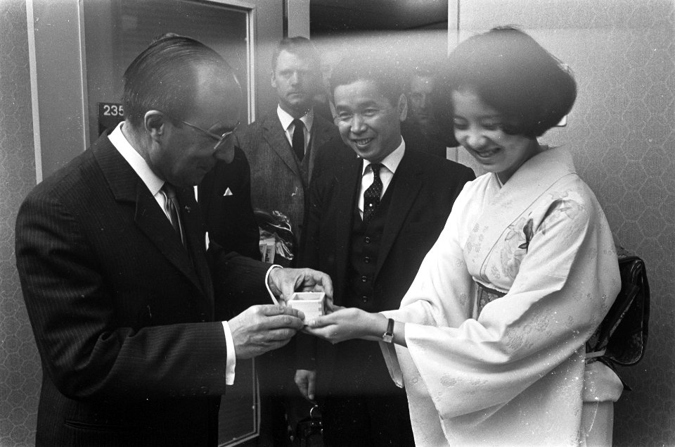 Mr. Cals opende Jal VIP room op Schiphol ter gelegenheid van Expo 70 in Japan. M, Bestanddeelnr 921-2828