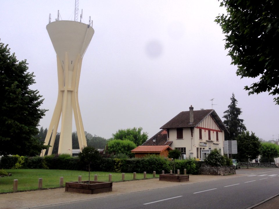 Moustey (Landes) bureau de poste, château d'eau