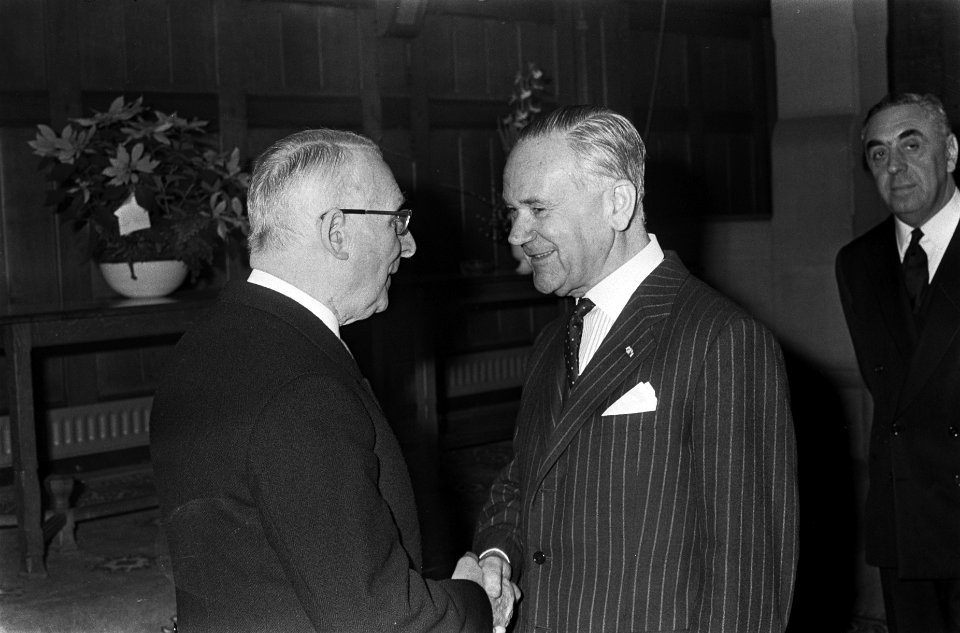 Mr. Delprat nam afscheid van de Kamer van Koophandel , v.l.n.r. mr. Delprat , Ge, Bestanddeelnr 919-9222