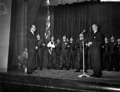 Mr. Dr. J. G. van Maasdijk (links), Bestanddeelnr 909-4050
