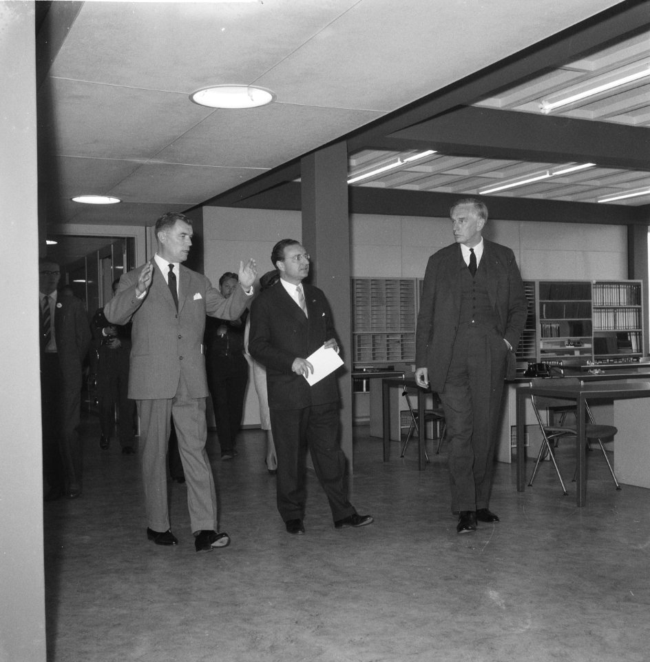 Mr. dr. Ch. J. M. A. van Rooy , Minister van Sociale Zaken en Werkgelegenheid op, Bestanddeelnr 911-5548