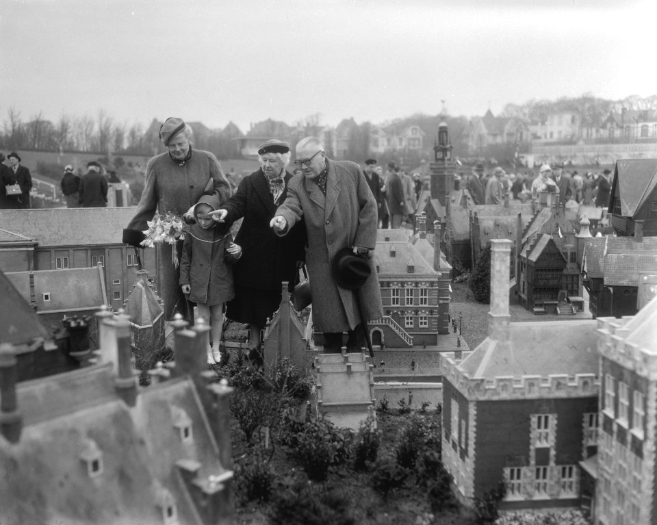 Mr. dr. L. G. Kortenhorst opent miniatuurstad Madurodam, Bestanddeelnr 910-2422