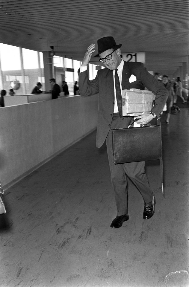 Mr. E. L. C. Schiff , Nederlandse ambassadeur in Indonesië op Schiphol. Hij zal , Bestanddeelnr 921-2456