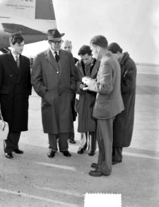 Mr. Alfr. Stirling ambassadeur van Australie op Schiphol na huisreis, Bestanddeelnr 905-5727