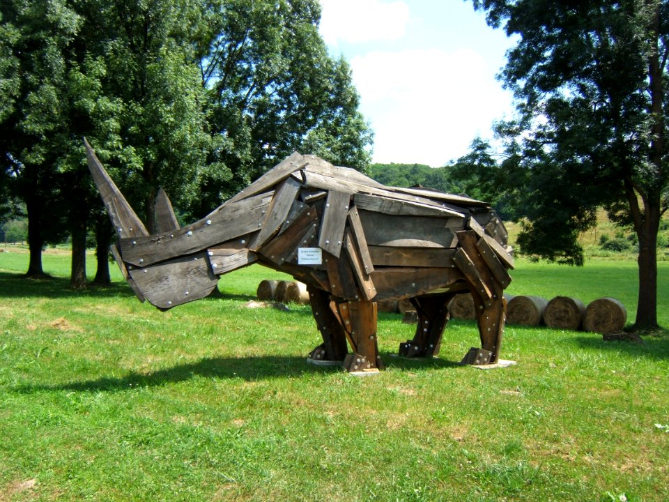 Mozsgó, orrszarvúszobor