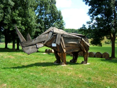 Mozsgó, orrszarvúszobor
