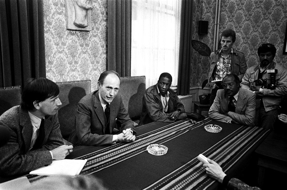 Mr. Borgerhoff Mulder staat de pers te woord, Bestanddeelnr 930-2575