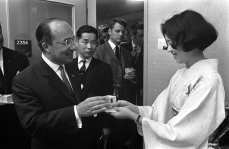 Mr. Cals opende Jal VIP room op Schiphol ter gelegenheid van Expo 70 in Japan. M, Bestanddeelnr 921-2827