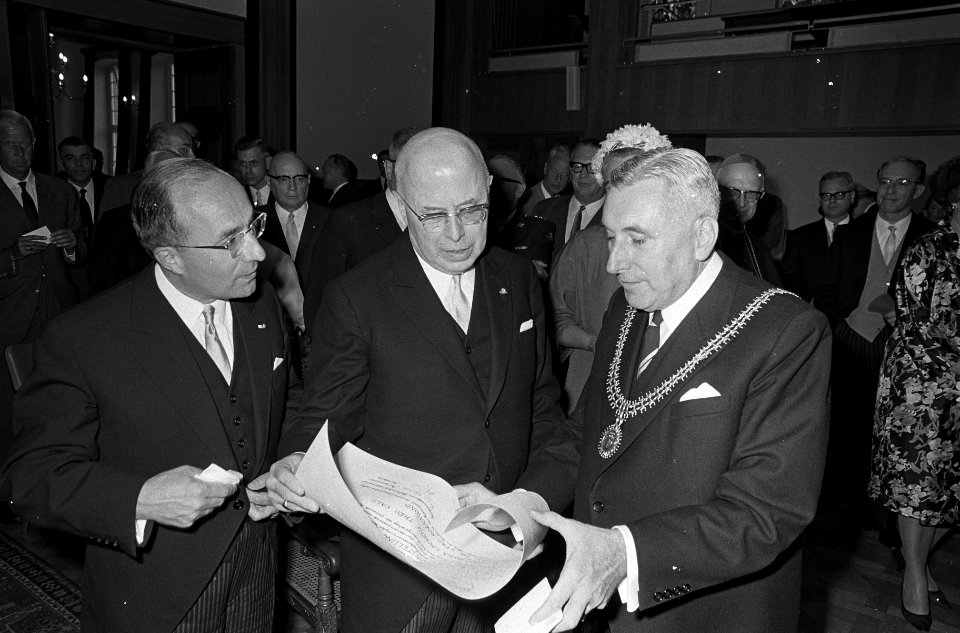 Mr. Cals en dr. Beel ere-burgers van Roermond, Burgemeester R. G. A. Hoppener ov, Bestanddeelnr 920-3836