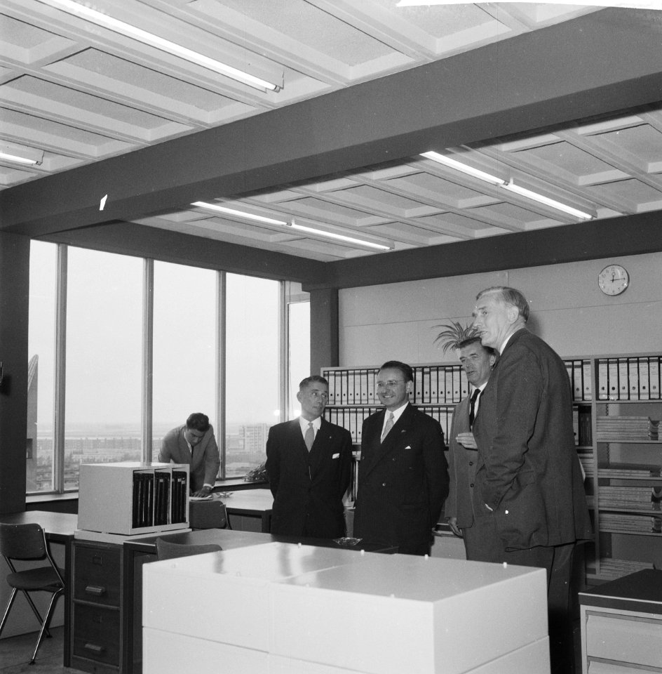 Mr. dr. Ch. J. M. A. van Rooy , Minister van Sociale Zaken en Werkgelegenheid op, Bestanddeelnr 911-5542