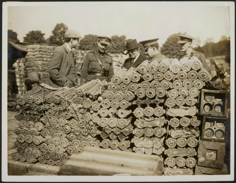 Mr. Asquith looking at captured German ammunition, Bestanddeelnr 158-2839