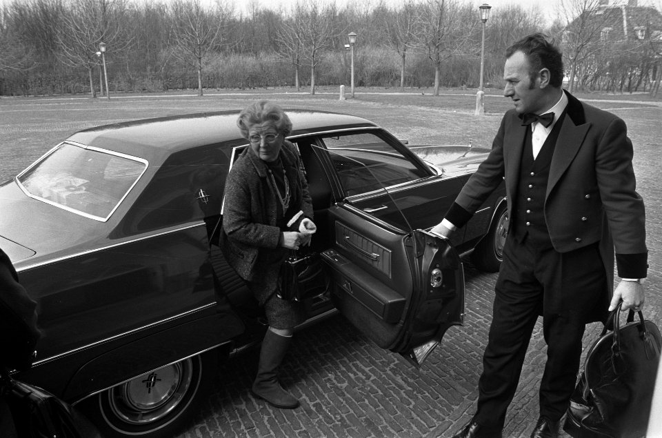 Mr. Burger op Huis ten Bosch , koningin Juliana stapt uit auto bij Huis ten Bosc, Bestanddeelnr 926-2914