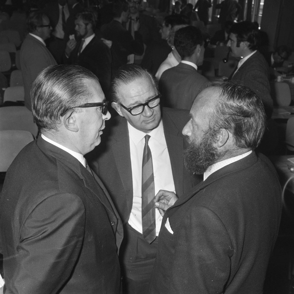 Mr. Cammelbeeck, ds. Diekerhof en Laurens ten Cate (vlnr) overleggen met elkaar, Bestanddeelnr 921-7020