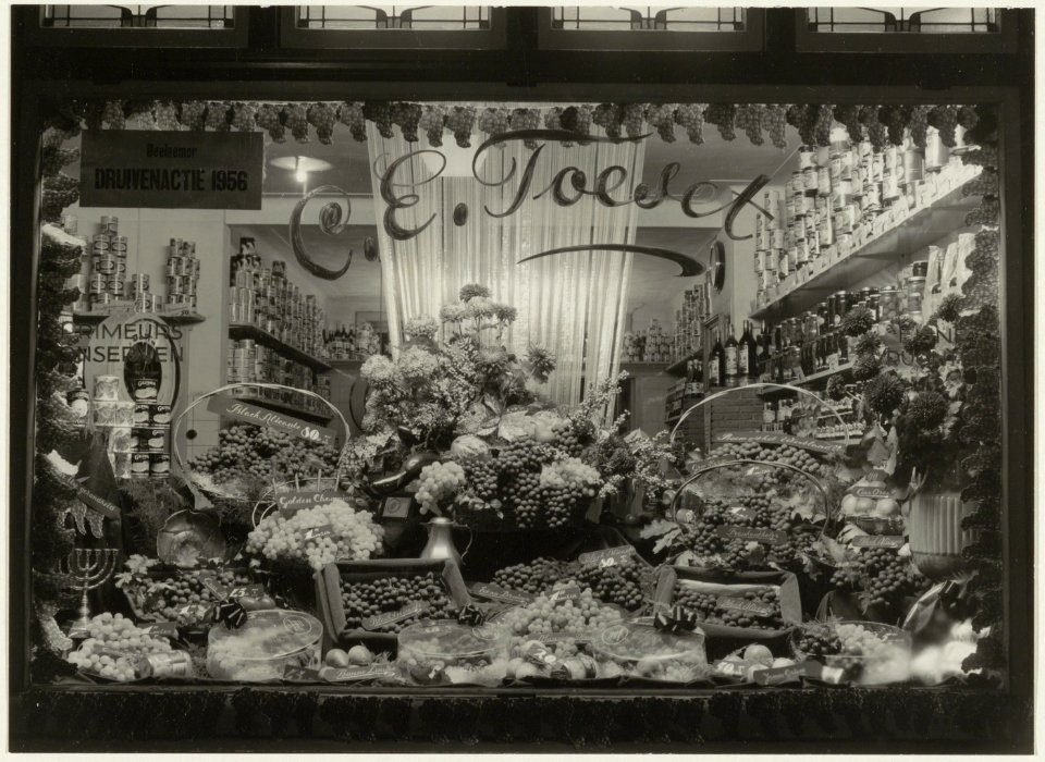 Mr. Cornelisstraat 40 Etalage van groente-en fruitwinkel Toeset (druivenactie 1956). NL-HlmNHA 54005587