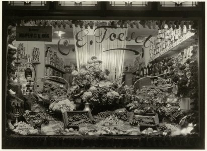 Mr. Cornelisstraat 40 Etalage van groente-en fruitwinkel Toeset (druivenactie 1956). NL-HlmNHA 54005587