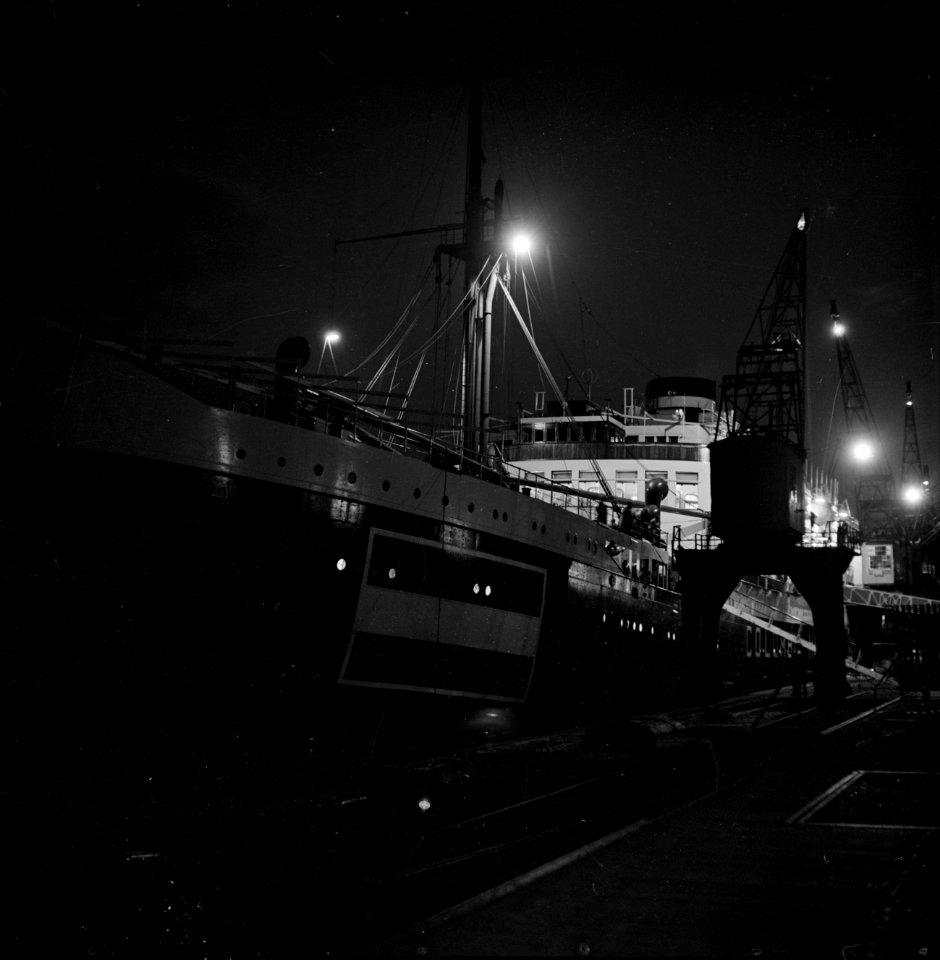 MS Johan van Oldenbarnevelt aangemeerd aan de kade, bij nacht, Bestanddeelnr 255-8805
