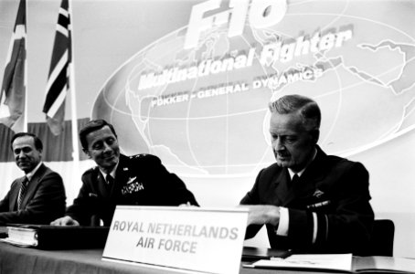 Mr. Blaine Scheideman ( F-16 proj. mang. Gen. Dynamics), Gen. Abrahamson, (proj…, Bestanddeelnr 930-3011