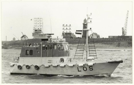 MS Skudde-Los in het Zuiderbuitenkanaal. Op de achtergrond de Seinpostweg met de oude semafoor en de lage vuurtoren. NL-HlmNHA 54016917 01