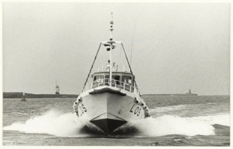 MS Skudde-los loopt de IJmuidense haven binnen door het Zuiderbuitenkanaal. NL-HlmNHA 54016917 02
