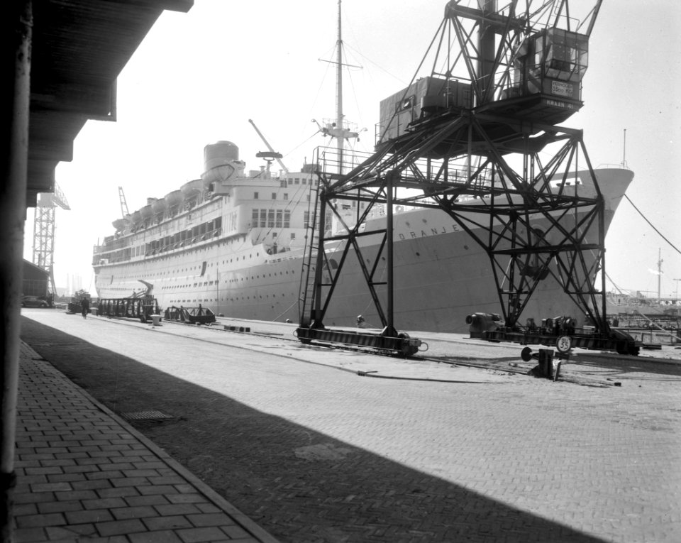 Ms De Oranje in dok bij Nederlandse Dok en Scheepsbouw Mij , Ms Oranje aan de , Bestanddeelnr 916-8387