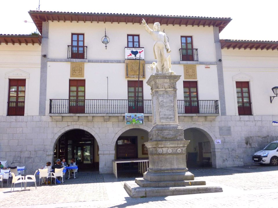 Motrico - Monumento a Churruca y Ayuntamiento 1