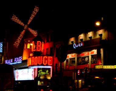 Moulin Rouge at night pic2