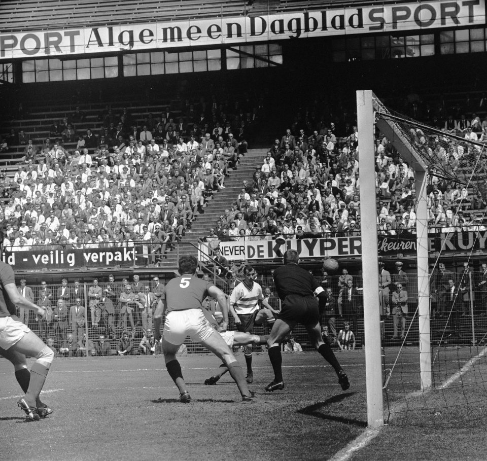Moulijn is doorgebroken, Haenen, (nummer 5), keeper Korver en Toenaer (MVV), Bestanddeelnr 919-1821