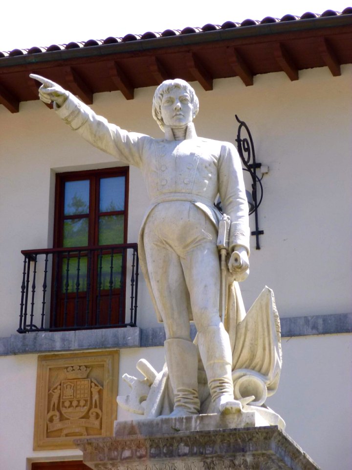 Motrico - Monumento a Cosme Damián Churruca 2