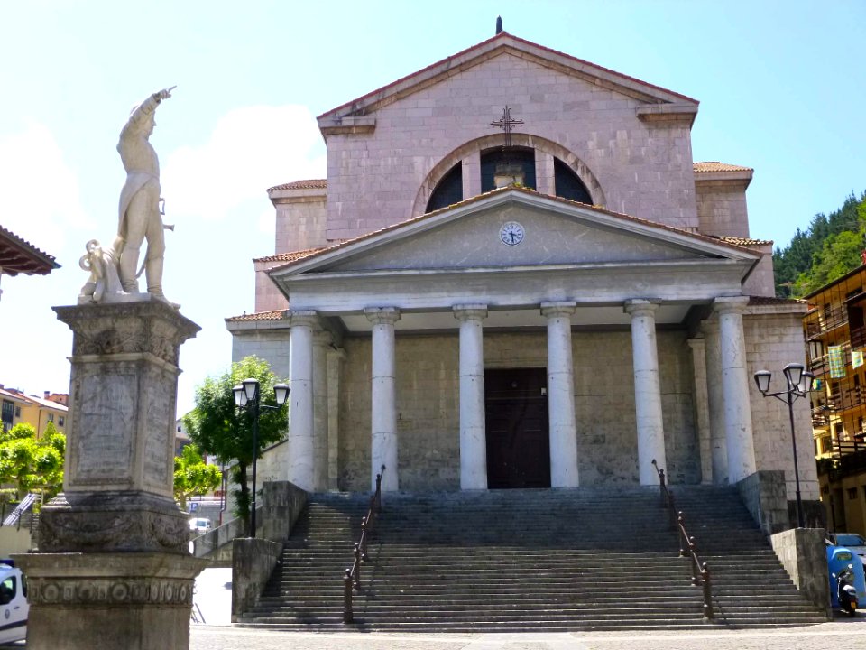 Motrico - Iglesia de Nuestra Señora de la Asunción y Monumento a Churruca