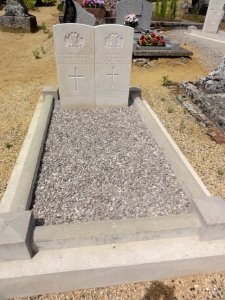 Moulins (Aisne) tombe de guerre de la CWGC (01)