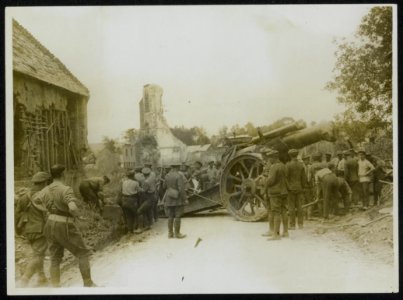 Moving heavy howitzer into a new position during the advance, Bestanddeelnr 158-0250