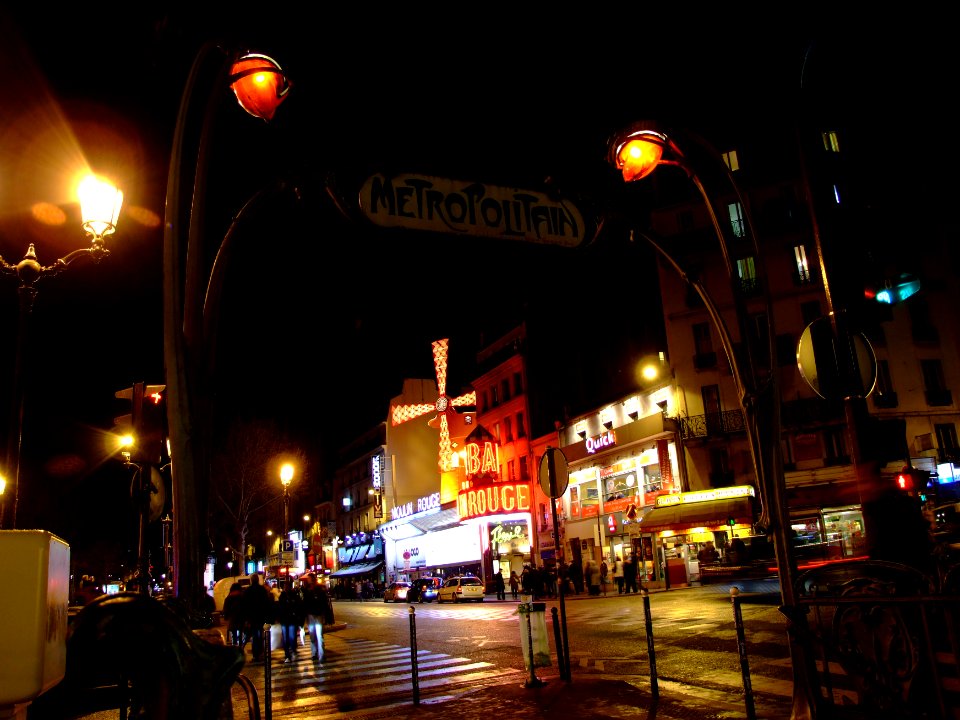 Moulin Rouge at night pic1