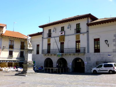 Motrico - Monumento a Churruca y Ayuntamiento 2
