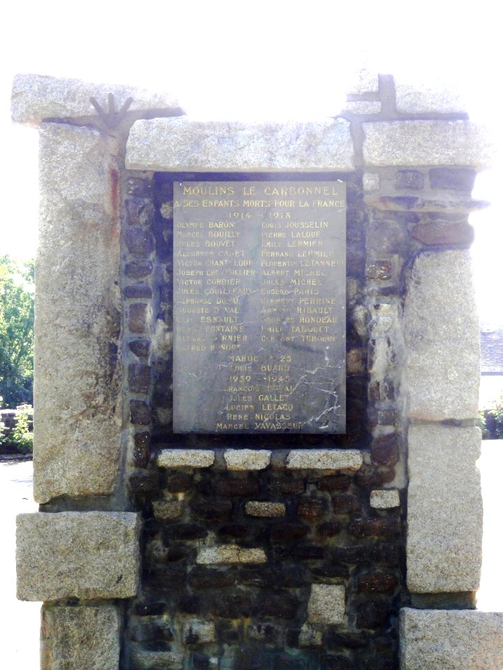 Moulins-le-Carbonnel (Sarthe) monument aux morts