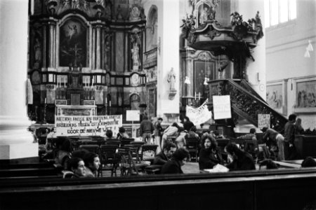 Mozes en Aaronkerk bezet door illegaal in Nederland verblijvende buitenlandse ga, Bestanddeelnr 930-6894