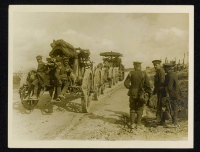 Moving our new heavy guns up into new positions, Bestanddeelnr 158-1135