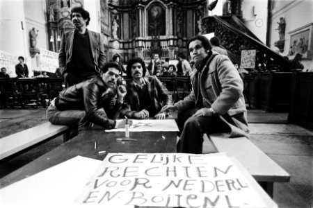 Mozes en Aaronkerk bezet door illegaal in Nederland verblijvende buitenlandse ga, Bestanddeelnr 930-6896