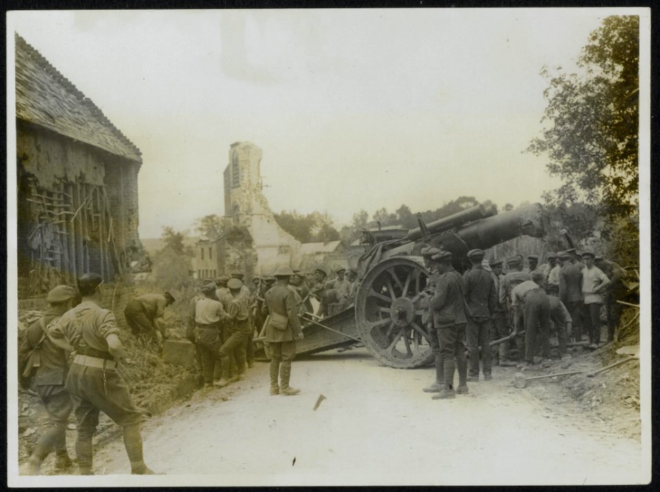 Moving heavy howitzer into a new position during the advance, Bestanddeelnr 158-0249