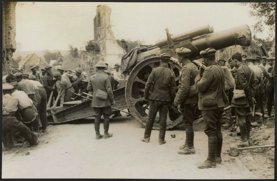 Moving heavy howitzer into a new position during advance, Bestanddeelnr 158-2732