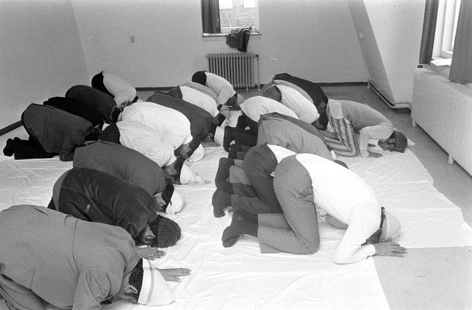 Moslims vieren offerfeest in Runstraat, Amsterdam Moslims knielen, Bestanddeelnr 924-2474