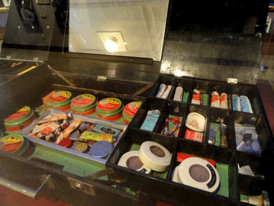 Movie makeup kit - City Museum of Helsinki - DSC05265