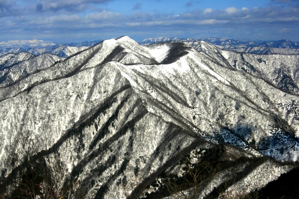 Mount Hanabusa from Mount Ozugongen 2009-1-4