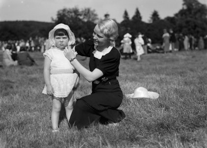 Mrs. Dalrymple geknield bij een kind om het aan te kleden, Bestanddeelnr 190-1060 photo