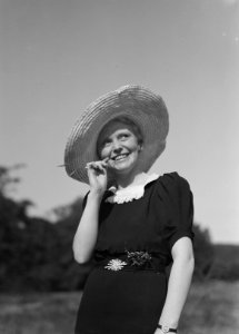 Mrs. Dalrymple met strohalm en een zonnehoed, Bestanddeelnr 190-1056 photo