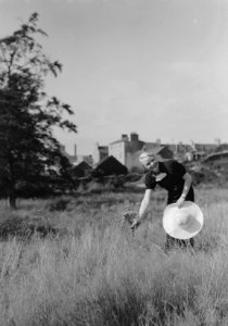 Mrs. Dalrymple plukt bloemen met een zonnehoed in haar hand, Bestanddeelnr 190-1057 photo