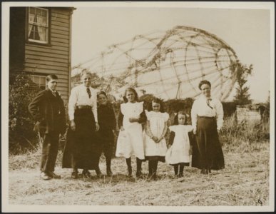 Mrs. Lewis and family photographed with the wreckage of the Zeppelin for a backg, Bestanddeelnr 158-2596